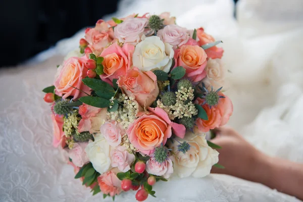 Buquê de rosas para a noiva close-up — Fotografia de Stock