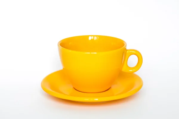 Gelbe Tasse auf weißem Hintergrund. — Stockfoto