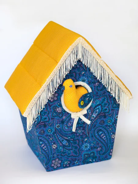 Bright birdhouse pada latar belakang putih — Stok Foto