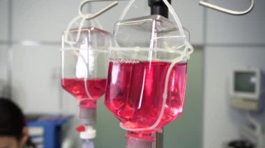 Pembe sıvı damlatan.