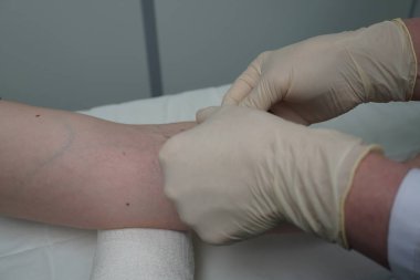 Bir hastadan venöz kan almak.