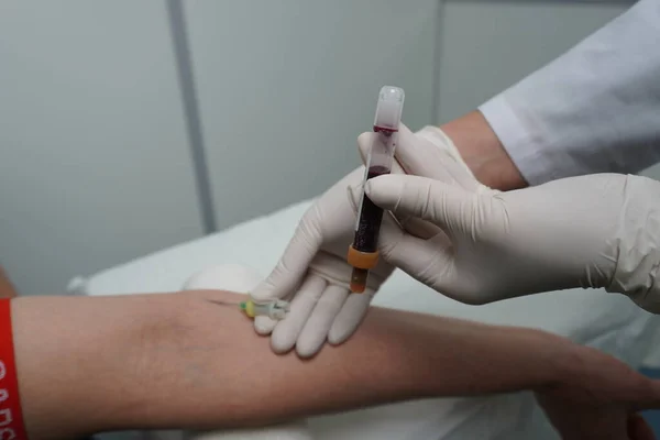 Taking blood from a manikin vein using an aspiration system