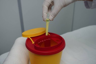B sınıfı tıbbi atıkları patlamaya dayanıklı plastik bir konteynırda imha et.