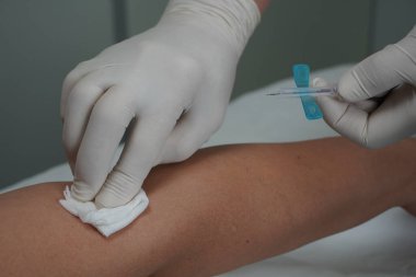 Vakum aspirasyon sistemi kullanarak sahte bir damardan kan almak.