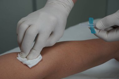 Vakum aspirasyon sistemi kullanarak sahte bir damardan kan almak.