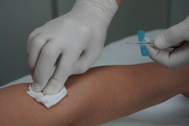 Vakum aspirasyon sistemi kullanarak sahte bir damardan kan almak.