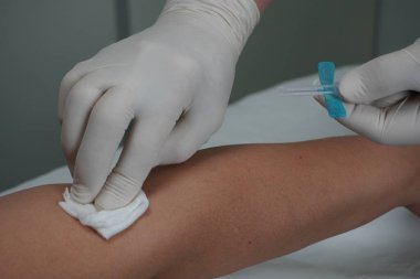 Vakum aspirasyon sistemi kullanarak sahte bir damardan kan almak.