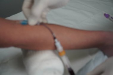 Aspirasyon sistemi kullanarak manikin damarından kan almak.