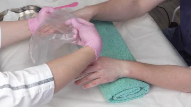 Cuidado Las Manos Cita Del Esteticista Aplicar Una Crema Hidratante — Vídeo de stock