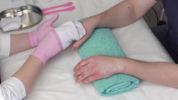 Cuidado Com Mãos Consulta Esteticista Aplicar Hidratante Embrulhar Mãos Paus — Vídeo de Stock