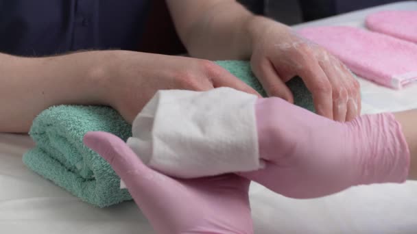 Cuidado Com Mãos Consulta Esteticista Aplicar Hidratante Embrulhar Mãos Paus — Vídeo de Stock