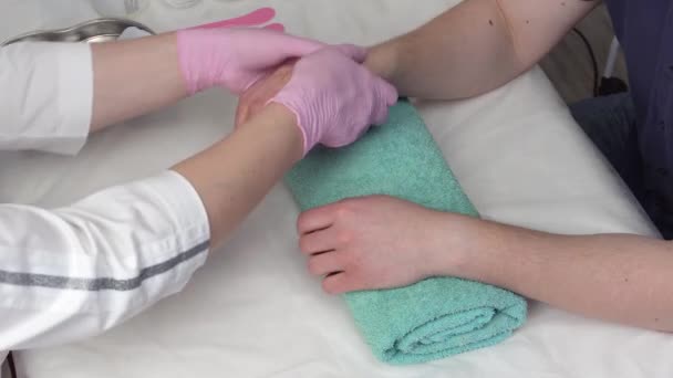 Φροντίδα Χεριών Στο Ραντεβού Του Αισθητικού Εφαρμόζοντας Μια Ενυδατική Κρέμα — Αρχείο Βίντεο
