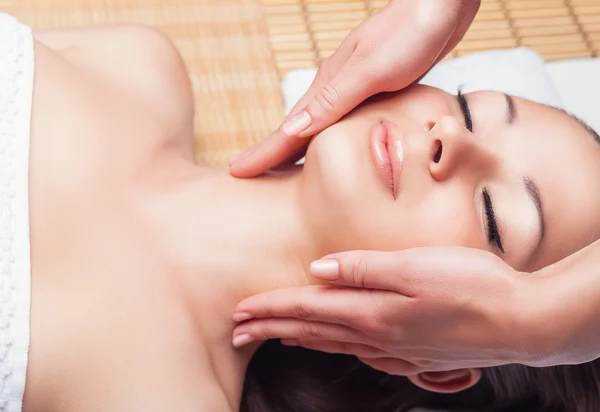 Massagem facial no salão de spa — Fotografia de Stock