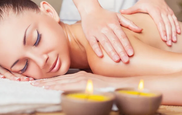 Rückenmassage im Wellnessbereich — Stockfoto