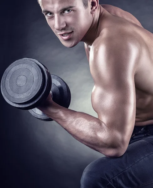 Młody człowiek mięśni — Zdjęcie stockowe