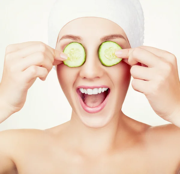 Fatias de pepino em olhos — Fotografia de Stock