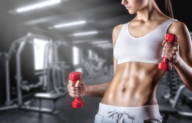 Ağırlıklar ile atletik kız