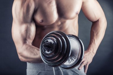 Atletin el bir dumbbell ile