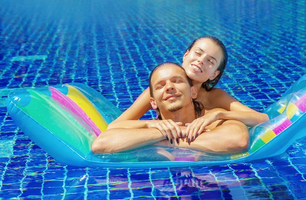 Couple in the pool — Stock Photo, Image