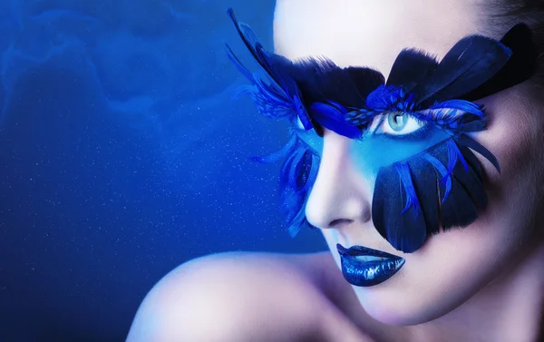 Make-up met blauwe veren — Stockfoto
