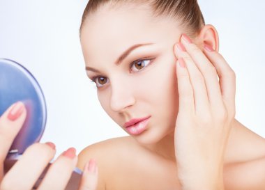 Güzel kadının yüzüne