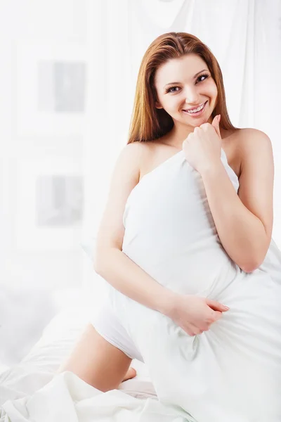 Vrouw in bed — Stockfoto