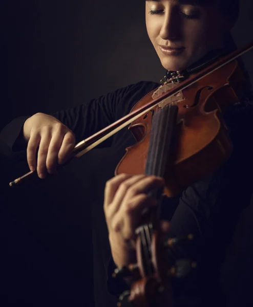 Kobieta grająca na skrzypcach — Zdjęcie stockowe