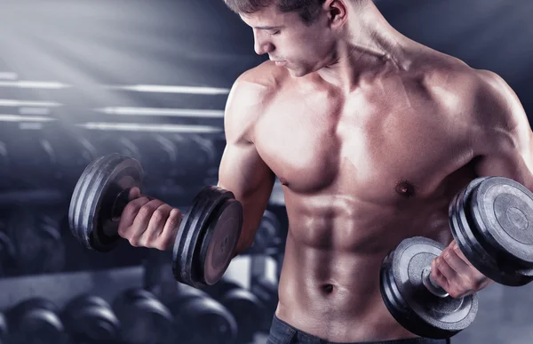 Man ifting weights — Stock Photo, Image