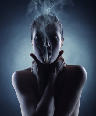 bir puro sigara kadın