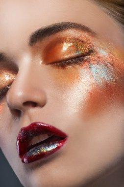 Makyajlı kadın
