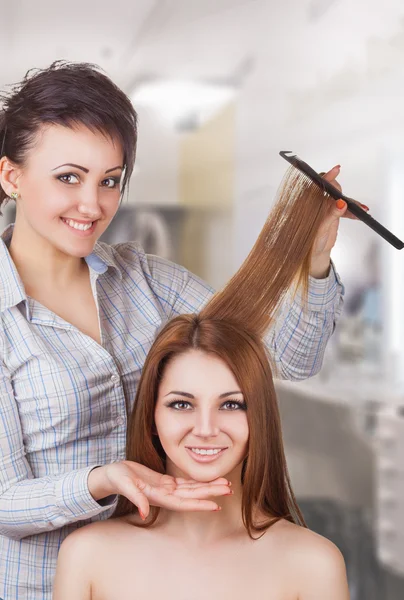 Friseur arbeitet mit einem Kunden — Stockfoto