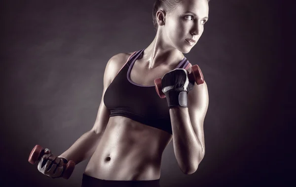 Fitness vrouw met halters — Stockfoto