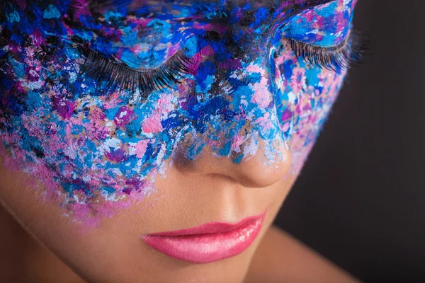 Mujer atractiva con maquillaje brillante — Foto de Stock