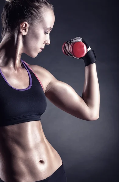 Mujer fitness con campanas Imágenes de stock libres de derechos