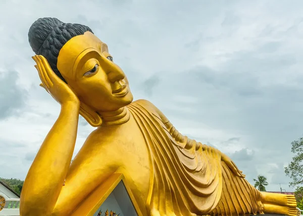 Makuuasennossa Buddha — kuvapankkivalokuva