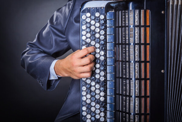 музыкант играет на аккордеоне 