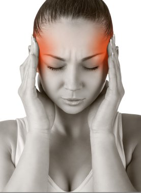 Baş ağrısı olan genç bir kadın. 