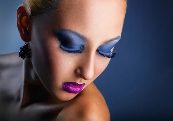 Mulher atraente com maquiagem brilhante — Fotografia de Stock