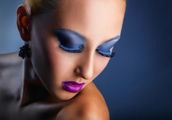 Mujer atractiva con maquillaje brillante —  Fotos de Stock