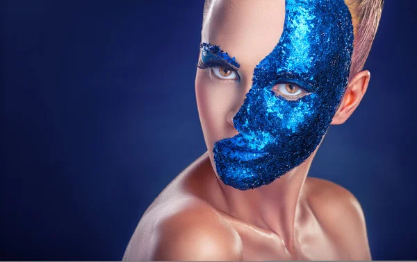 Mujer atractiva con maquillaje brillante — Foto de Stock