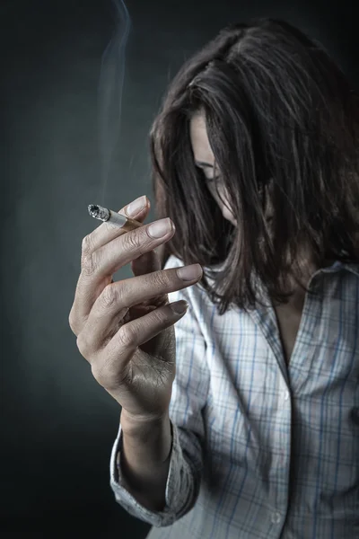 Frau atmet Rauch ein — Stockfoto