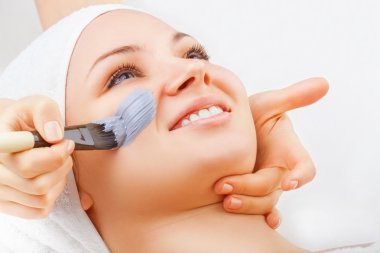 Yüz maskesi takılıyor