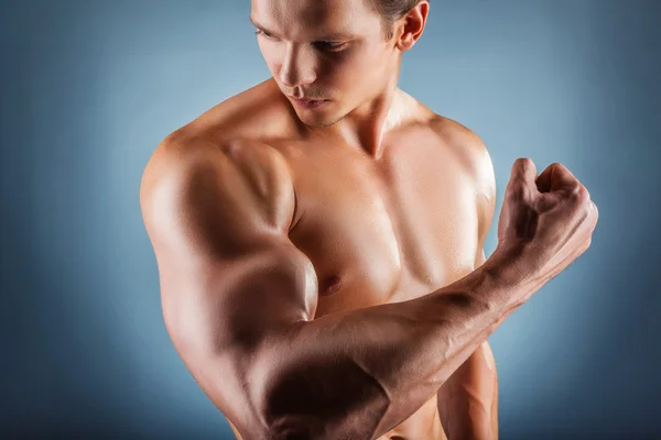 Uomo con braccia muscolose — Foto Stock