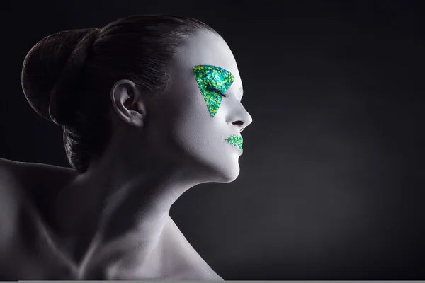 Mujer con maquillaje verde colorido — Foto de Stock