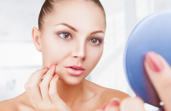 Acne in women — Stock Photo, Image