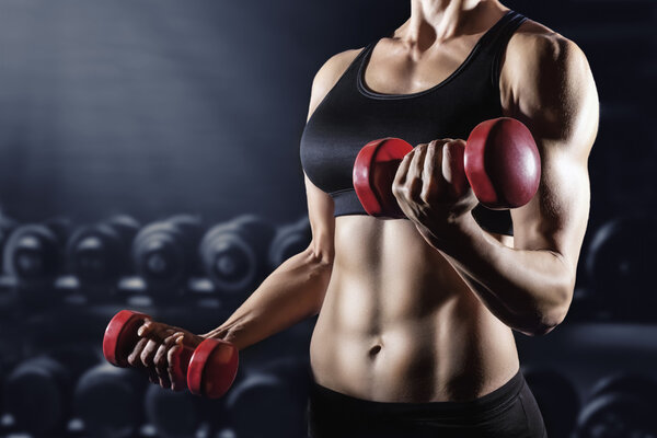 Женщина с гирями
