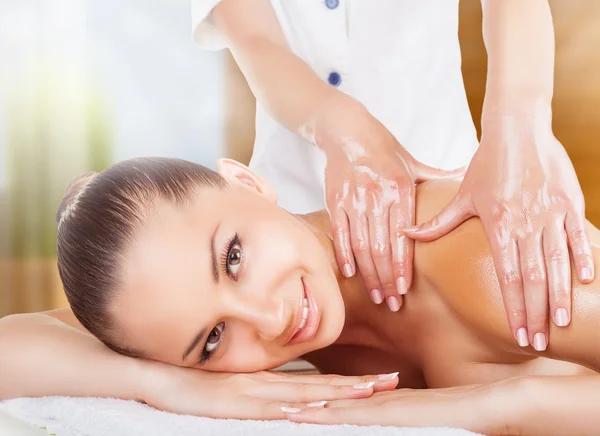 Kvinna får massage — Stockfoto