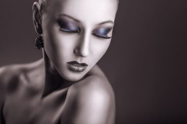 kadın moda makyaj ile