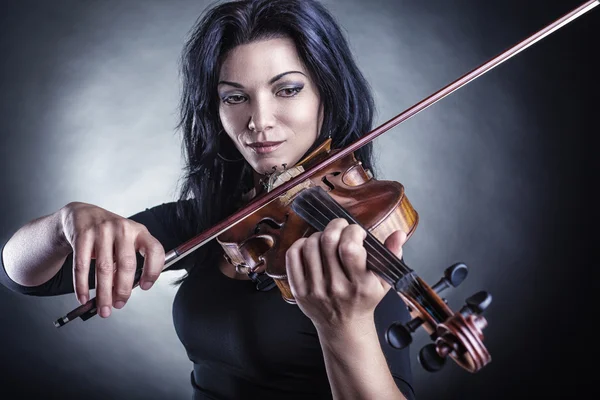 Жінка грає на скрипці — стокове фото