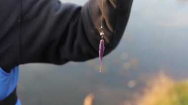 Balıkçı hazır bir tesisatla elinde bir olta ipi tutuyor. Yeşil göbekli bir olta takımı. Balıkçılar tarafından balık tutarken kullanılan ekipman.